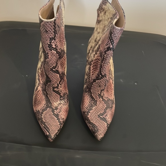 Women’s Steve Madden snake print boot - Picture 2 of 4